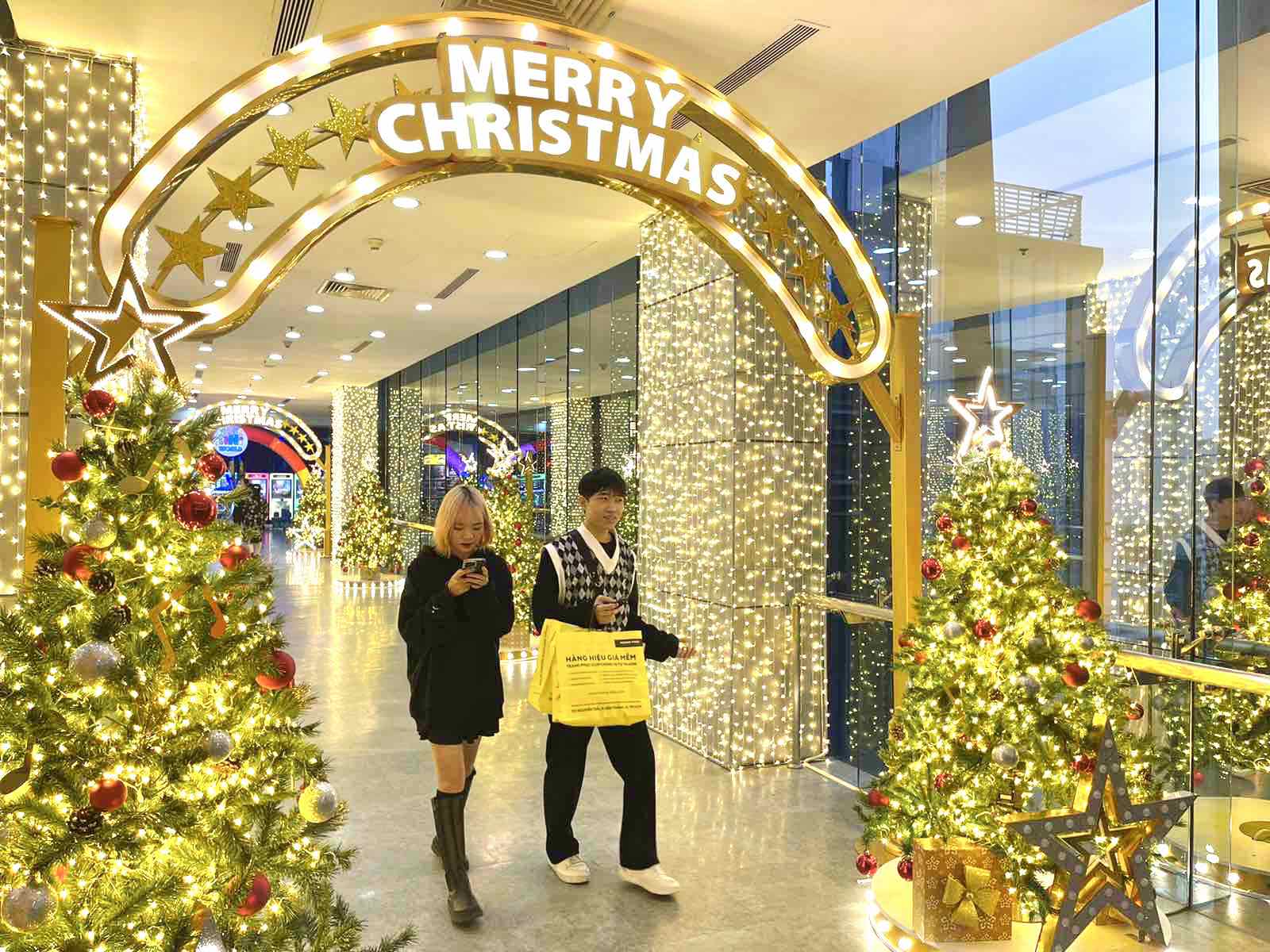 Người tiêu dùng tấp nập đi ‘săn hàng’ giá tốt tại Vincom Black Friday 2022-7