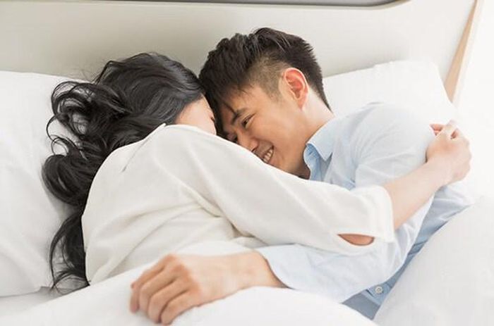 Sau màn ân ái nồng nàn mà chồng làm 3 việc này, chúc mừng bạn có người chồng vàng mười-2