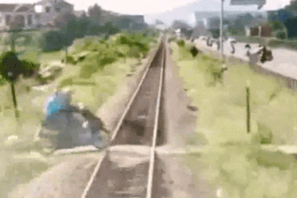 Dân mạng trầm trồ trước màn drift xe của bé trai-1