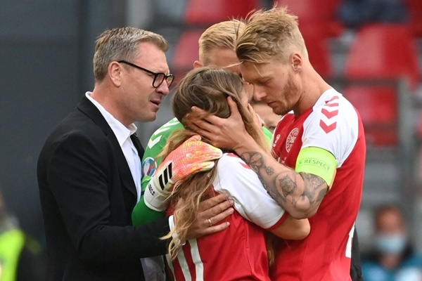 Lầm tưởng về cuộc sống như mơ của vợ, bạn gái cầu thủ-1