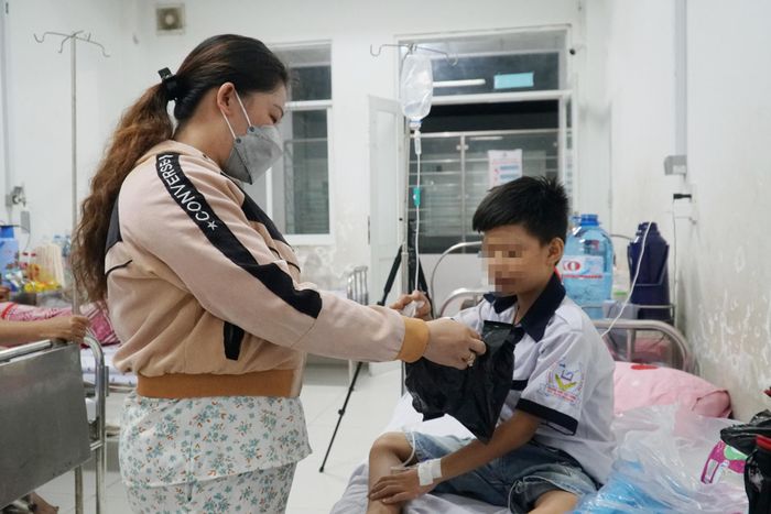 Hàng loạt học sinh nhập viện sau khi ăn cơm cuộn ở cổng trường-1