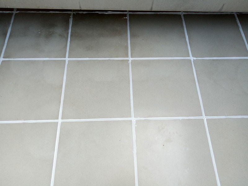 Đánh bay vết bẩn trên ron gạch phòng tắm bằng mẹo đơn giản, chẳng cần dùng quá nhiều lực vẫn sạch bong-1