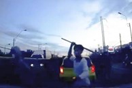 Clip: Nhóm côn đồ chặn xe chém người, gây náo loạn trên Quốc lộ 1