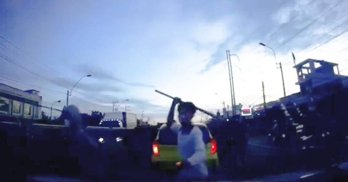 Clip: Nhóm côn đồ chặn xe chém người, gây náo loạn trên Quốc lộ 1-1