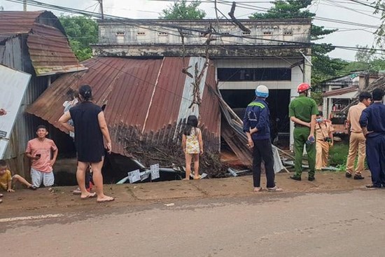 Nữ tài xế lái xe Mecerdes S450 tông sập nhà dân