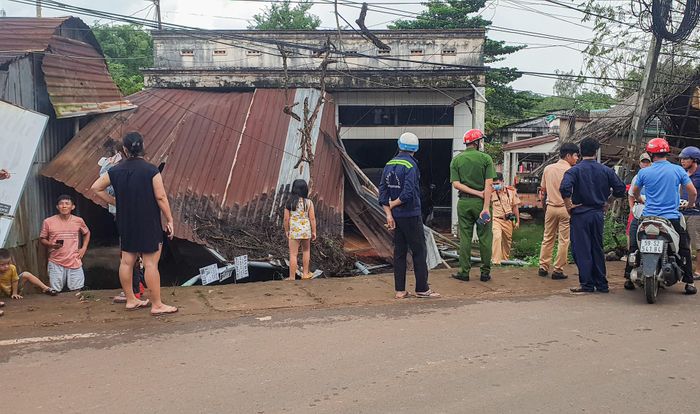 Nữ tài xế lái xe Mecerdes S450 tông sập nhà dân-2