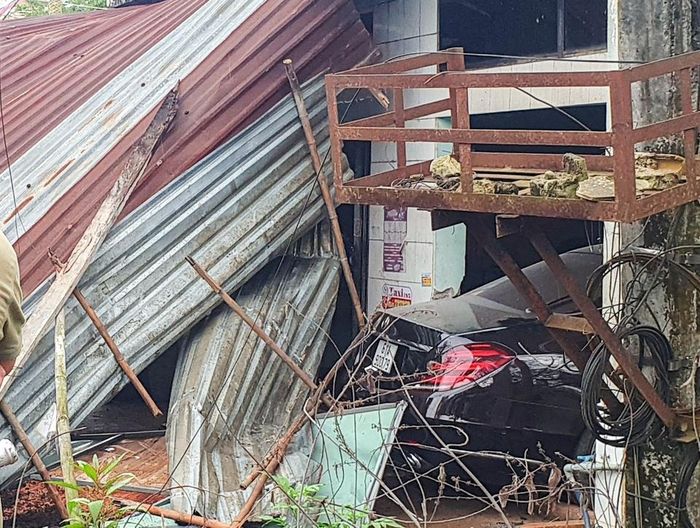 Nữ tài xế lái xe Mecerdes S450 tông sập nhà dân-1