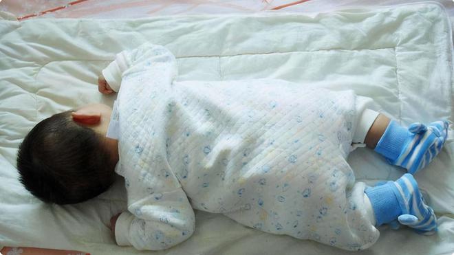 Tư thế ngủ đầu hàng của bé tiết lộ những sự thật thú vị, khi đã hiểu tại sao thì bố mẹ đừng ép con thay đổi-4