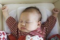 Tư thế ngủ “đầu hàng' của bé tiết lộ những sự thật thú vị, khi đã hiểu tại sao thì bố mẹ đừng ép con thay đổi