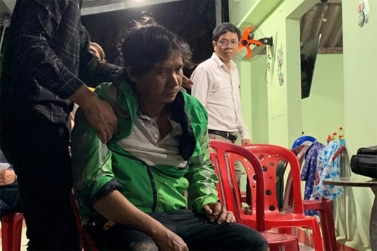 Chồng gục ngã bên thi thể vợ và 2 người con bị xe tải lùi cán chết ở Phú Yên