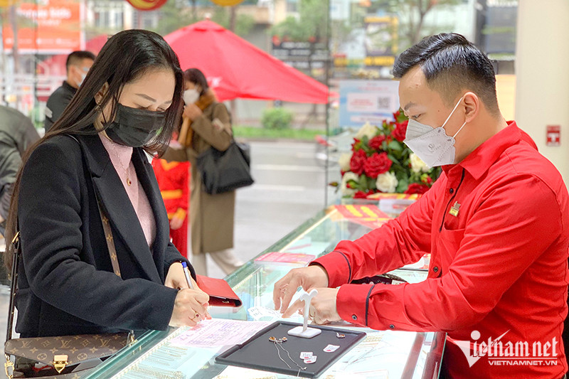 Giá vàng giảm, ‘cá mập’ mua ròng 2,6 tấn vàng-2