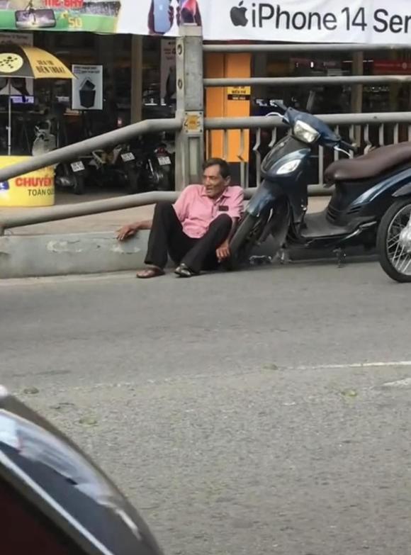 Mạng xã hội lại lan truyền hình ảnh Thương Tín ngồi thất thần trên vệ đường-1