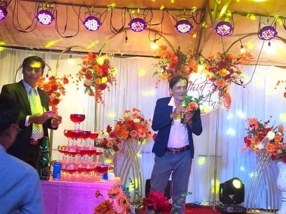 Mạng xã hội lại lan truyền hình ảnh Thương Tín ngồi thất thần trên vệ đường-6