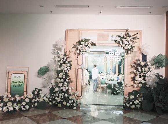 Không gian lễ ăn hỏi với 500 bông sen của Hoa hậu Ngọc Hân-10