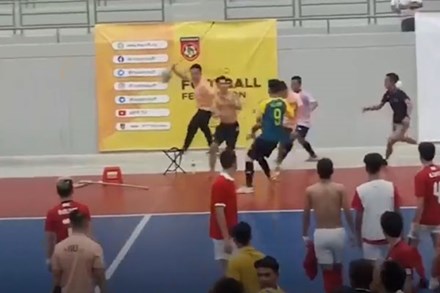 Cảnh đuổi đánh trọng tài ở chung kết futsal Myanmar