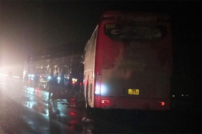 Xe khách tông ô tô tải đang đỗ trên cao tốc Nội Bài - Lào Cai, 7 người thương vong-1