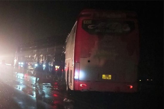 Xe khách tông ô tô tải đang đỗ trên cao tốc Nội Bài - Lào Cai, 7 người thương vong