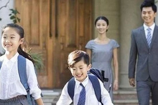 Bố mẹ tránh làm 3 điều này khi đưa đón con đi học: Điều số 2 có thể ảnh hưởng xấu đến tâm lý con