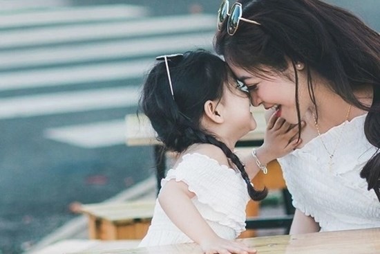 Dẫn con đến nhà em gái chơi, con buột miệng chê: 'Nhà nhỏ quá', người mẹ nói lời gì mà được khen ngợi