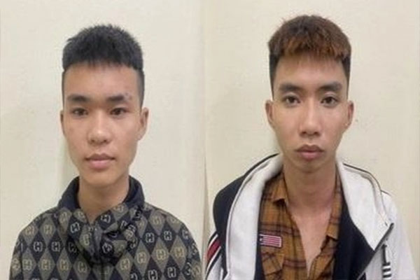 Bắt khẩn cấp 2 nam thanh niên trốn ở gầm cầu để rình cướp tài sản ở Hà Nội-1