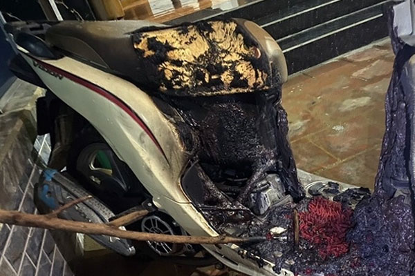 Khởi tố người đàn ông lẻn vào nhà tình nhân, phóng hỏa đốt xe máy-1