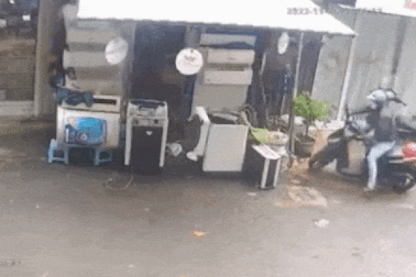 2 tên trộm ngang nhiên rinh đồ trước cửa nhà dân gây phẫn nộ-1