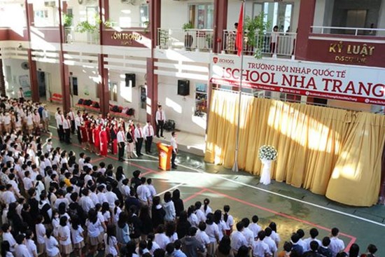 Hiệu trưởng và học sinh Ischool mặc niệm tưởng nhớ nam sinh qua đời