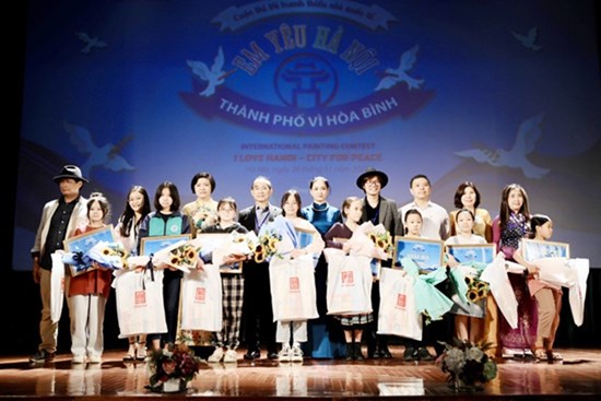 Hơn 300 thiếu nhi tham gia Cuộc thi Vẽ tranh quốc tế “Em yêu Hà Nội - Thành phố Vì hòa bình”.