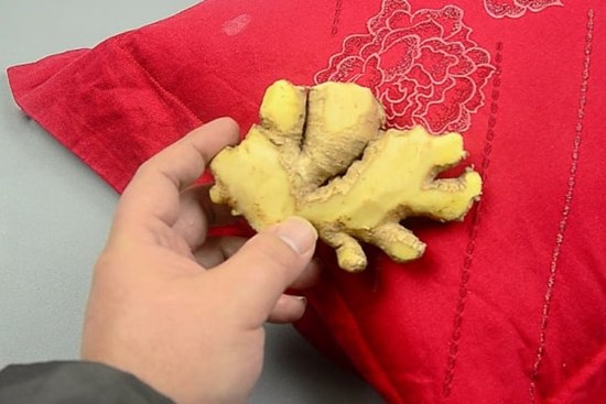 Đặt vài lát gừng dưới gối trước khi đi ngủ, nhận ngay lợi ích tuyệt vời, cả nam và nữ đều cần