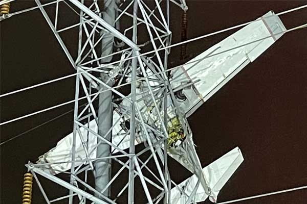 Máy bay mắc kẹt trên đường dây điện ở Mỹ-1