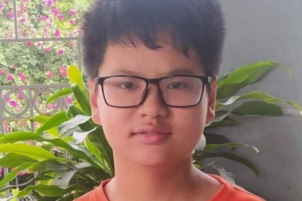 Hành động của bé gái khiến người cha bật khóc-1