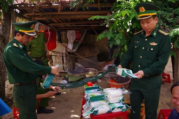 Bao tải trôi dạt vào biển Quảng Nam chứa 21 kg ma túy-2