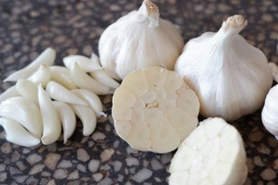 Củ tỏi bán đầy ngoài chợ nhưng có 4 dấu hiệu này thì đừng mua kẻo phí tiền