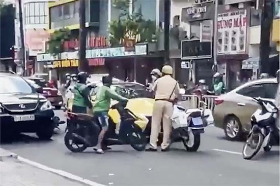 Ôtô tông ngã xe của CSGT ở TP.HCM rồi bỏ chạy