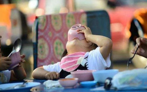 Trẻ lớn lên gặp trở ngại trên con đường thành công, khi ăn phần lớn đều có 3 hành vi này, bé nhà bạn có như vậy?-1