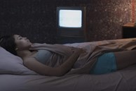 Bật tivi hoặc đèn khi ngủ có thể dẫn tới hậu quả không mong muốn