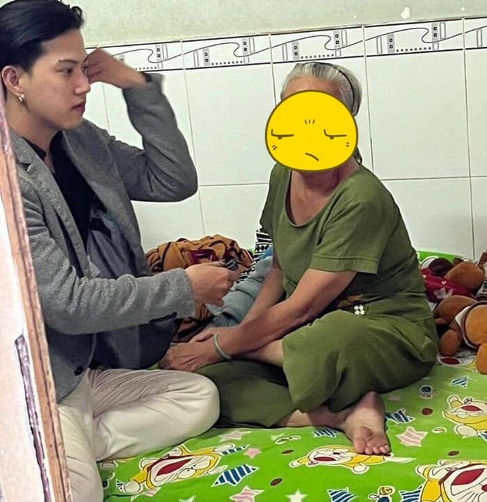 Xuất hiện hình ảnh Nờ Ô Nô xin lỗi cụ bà bị xúc phạm là nghèo khổ-1