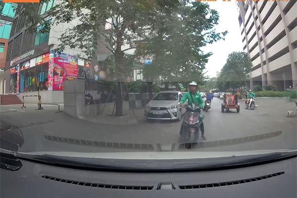 Xưởng gỗ cháy lớn lan sang gara ô tô, 6 người mắc kẹt bên trong-4