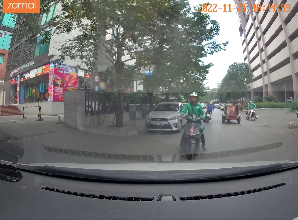 Ô tô bắt lỗi xe máy, nào ngờ dân mạng vạch ngược lỗi sai cơ bản của tài xế-1