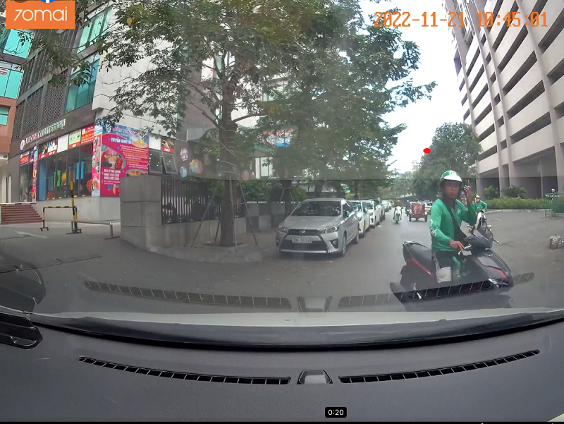 Ô tô bắt lỗi xe máy, nào ngờ dân mạng vạch ngược lỗi sai cơ bản của tài xế-2