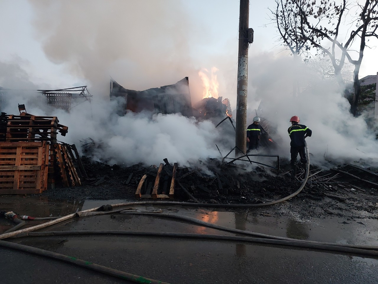 Xưởng gỗ cháy lớn lan sang gara ô tô, 6 người mắc kẹt bên trong-3