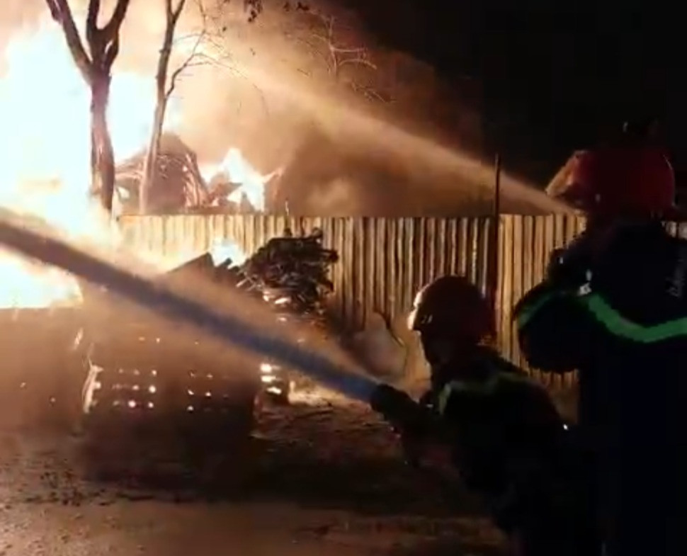 Xưởng gỗ cháy lớn lan sang gara ô tô, 6 người mắc kẹt bên trong-2