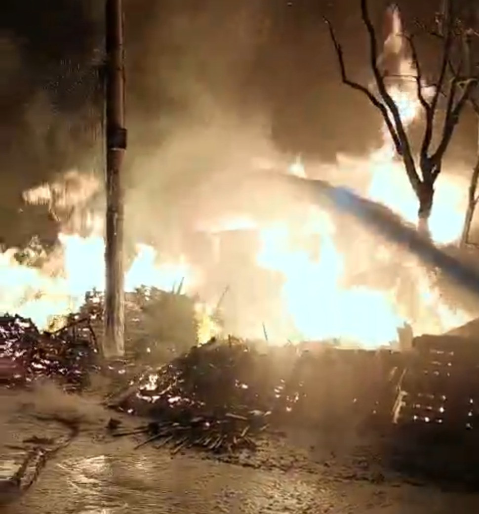 Xưởng gỗ cháy lớn lan sang gara ô tô, 6 người mắc kẹt bên trong-1