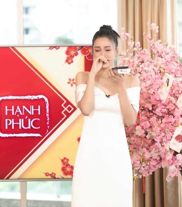 Hoa hậu Tiểu Vy bật khóc khi nhắc về biến cố mẹ bị bệnh nặng-2