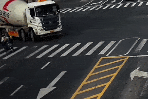 Pha đánh lái khó tin của tài xế container cứu mạng hai người đàn ông sang đường ẩu-1