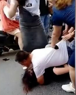 Hùng hổ đi đánh ghen, vợ bất lực khi chồng che chắn cho nhân tình-1