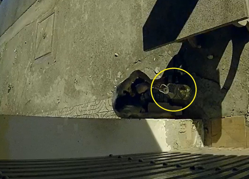 Chế 5 lít xăng trước cổng nhà hàng xóm rồi châm lửa đốt-1