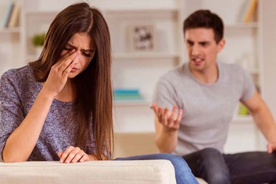 Hùng hổ đi đánh ghen, vợ bất lực khi chồng che chắn cho nhân tình