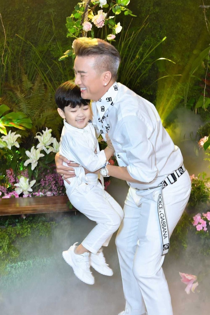 Đàm Vĩnh Hưng gà trống nuôi con: Tự tay bỉm sữa, cắt tóc, làm mọi thứ cho con-3