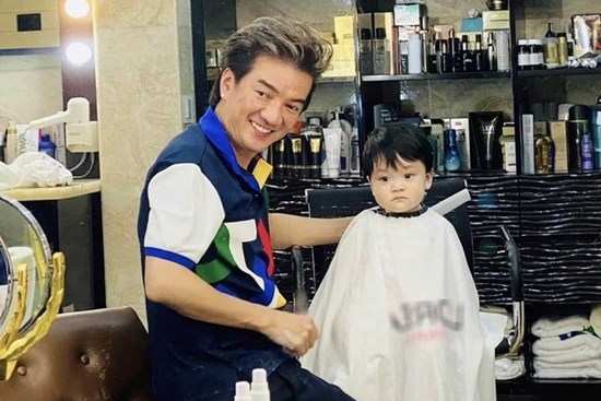 Đàm Vĩnh Hưng 'gà trống nuôi con': Tự tay bỉm sữa, cắt tóc, làm mọi thứ cho con